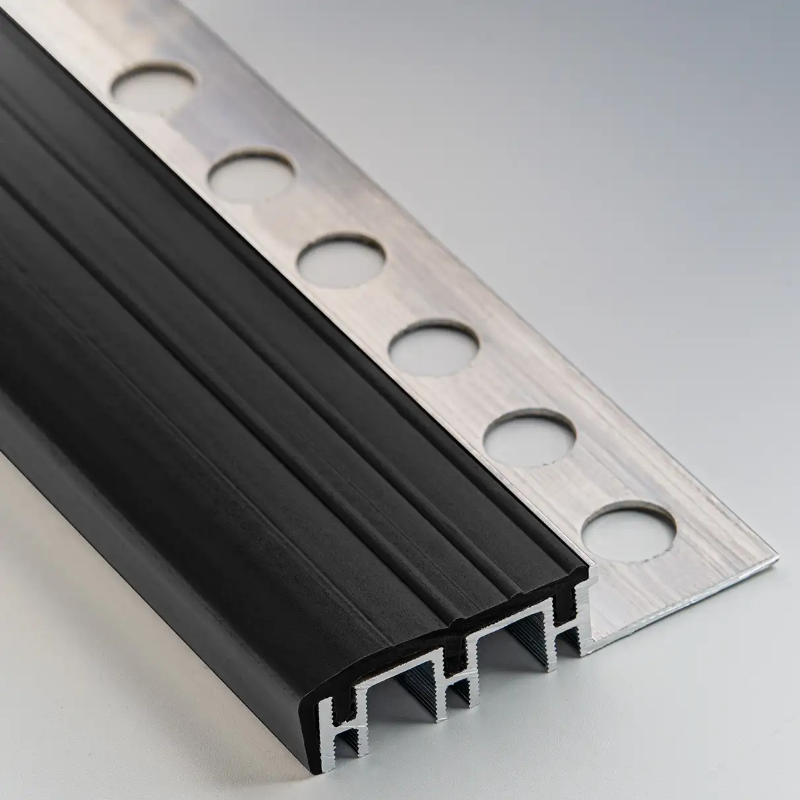 PELDAÑO ALUMINIO INTERIOR CON GOMA NEGRO